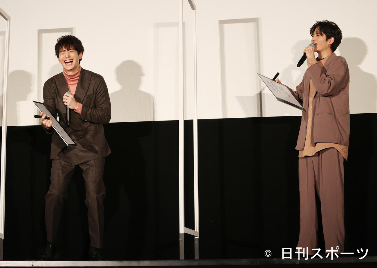 映画「さんかく窓の外側は夜」の舞台あいさつを行った岡田将生（左）と志尊淳（撮影・野上伸悟）