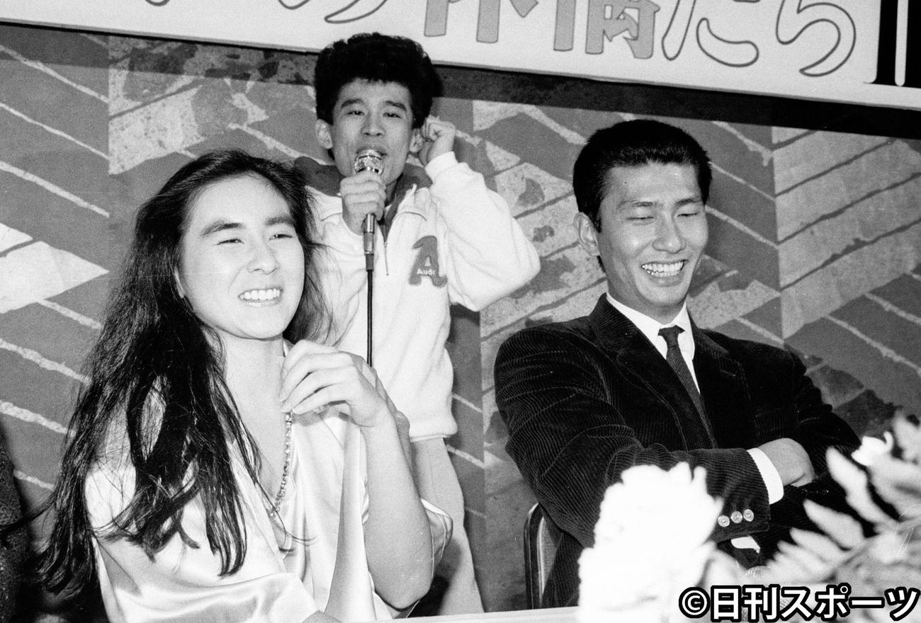 85年2月、ドラマ「ふぞろいの林檎たち2」制作発表　中井貴一と笑顔をみせる石原真理子。後方は柳沢慎吾