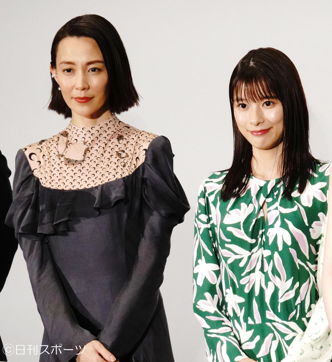 映画「ファーストラヴ」の初日舞台あいさつに出席した木村佳乃（左）と芳根京子（撮影・佐藤成）