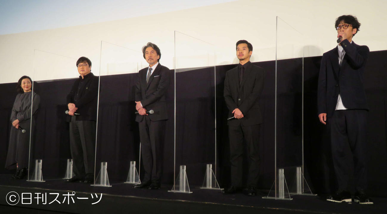 映画「すばらしき世界」初日舞台あいさつに登壇した、左から西川美和監督、六角精児、役所広司、仲野太賀、北村有起哉（撮影・村上幸将）