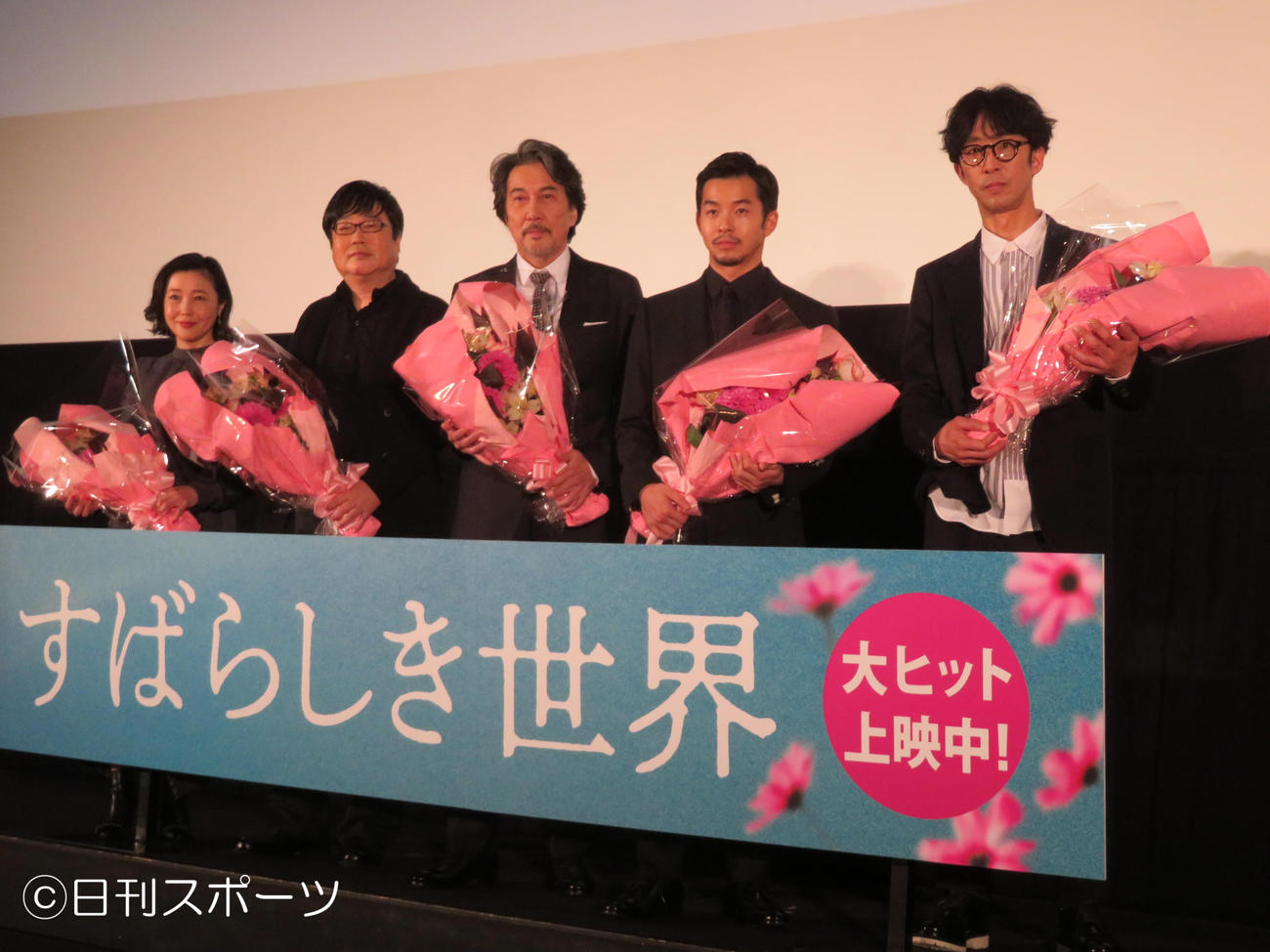 映画「すばらしき世界」初日舞台あいさつに登壇した、左から西川美和監督、六角精児、役所広司、仲野太賀、北村有起哉（撮影・村上幸将）