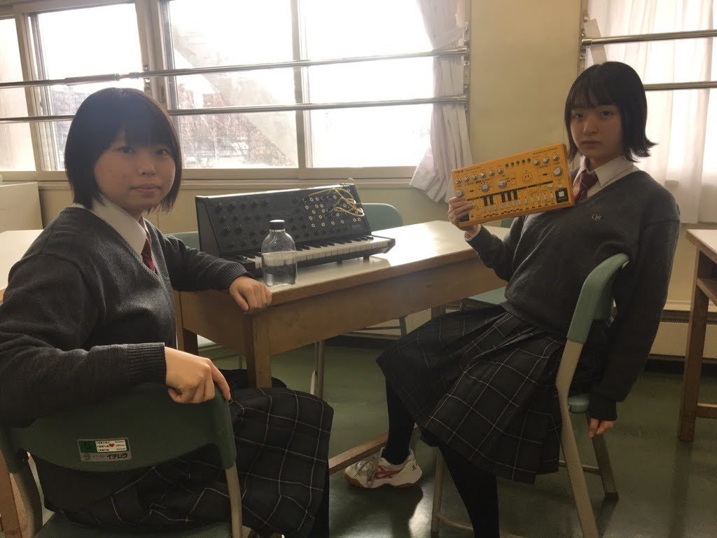 SNSで話題沸騰の女子高生2人組ニューウェーブテクノバンドLAUSBUBの岩井莉子（左）と高橋芽以（本人提供）