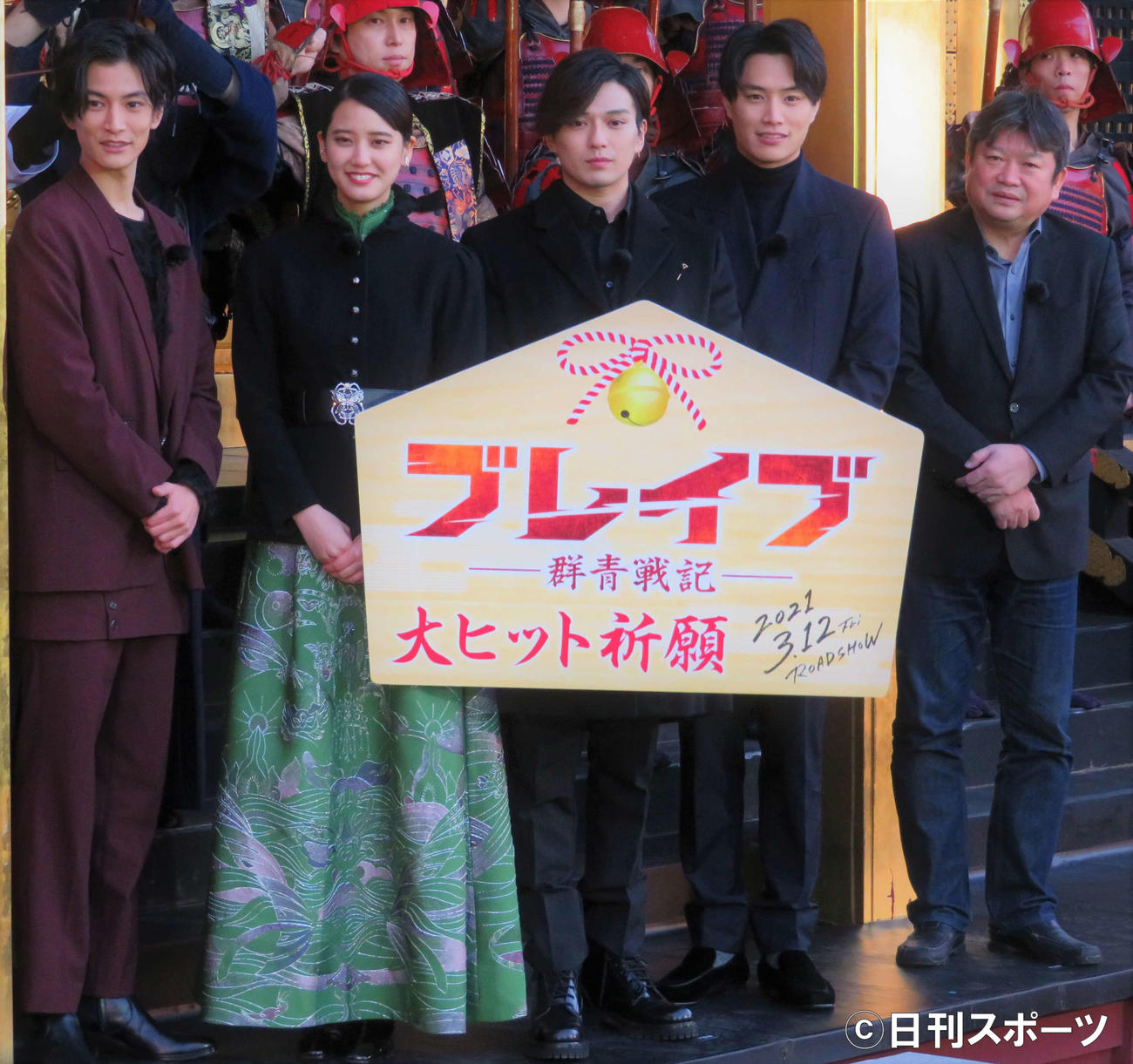 映画「ブレイブ　－群青戦記－」の大ヒット祈願イベントに出席した、左から渡辺圭祐、山崎紘菜、新田真剣佑、鈴木伸之、本広克行監督（撮影・三須佳夏）