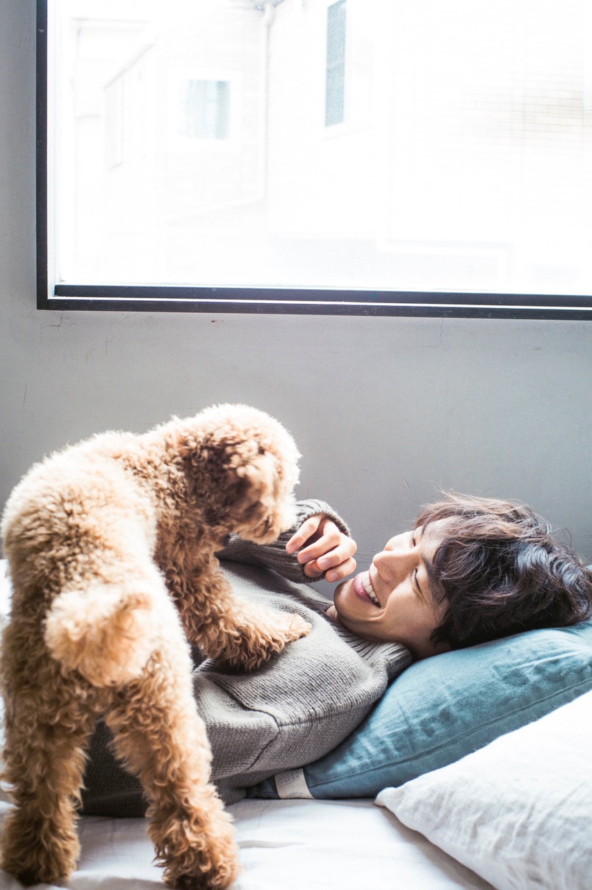 デビュー10周年を記念したフォトブック「Sota Fukushi 10th Anniversary Photo Book」で犬と戯れる福士蒼汰