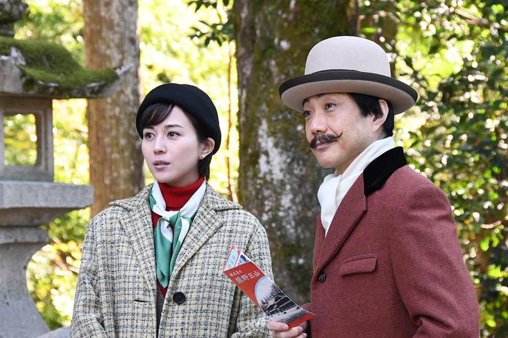 女医の沙羅絹子（比嘉愛未）と探偵の勝呂武尊（野村萬斎）（C）フジテレビ