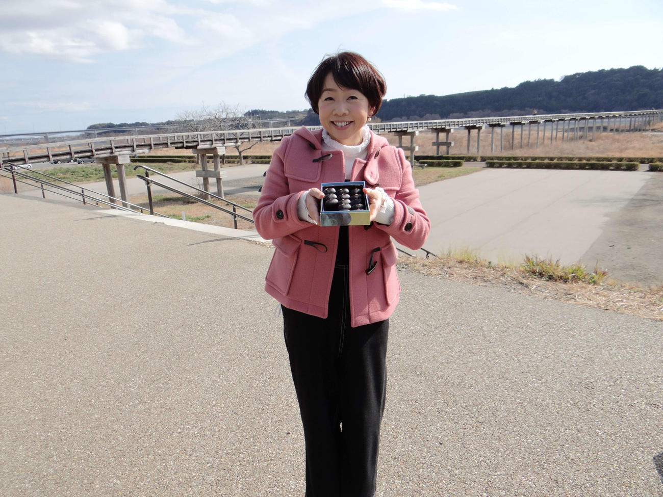 久保は観光名所の蓬〓（草カンムリに来の旧字体）橋（ほうらいばし）の前で、人気のスイーツを紹介