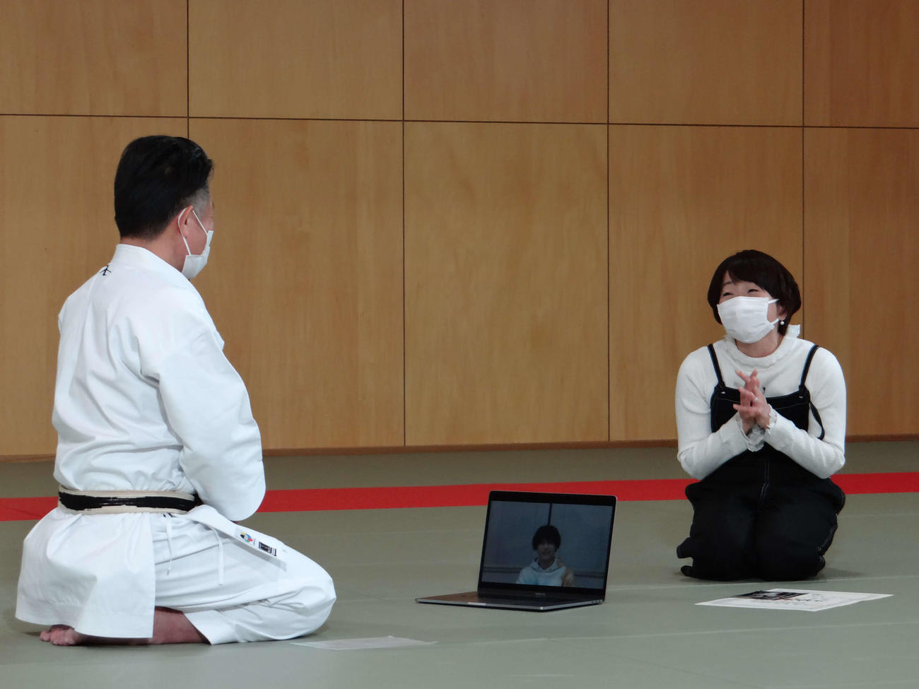 久保（右）は松村の空手の恩師に会いに行き、松村のビデオメッセージをパソコンで見せる
