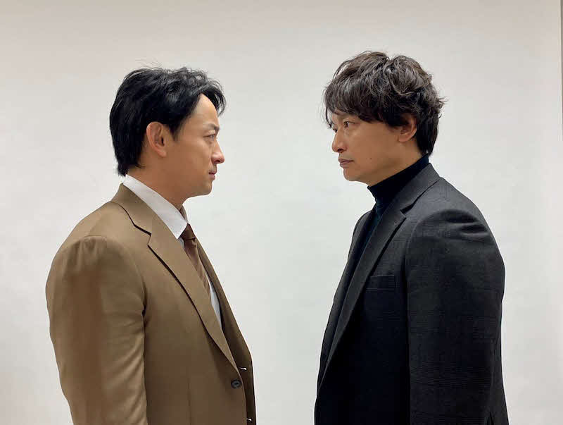 睨み合う山本耕史（左）と香取慎吾（右）（公式ブログより）