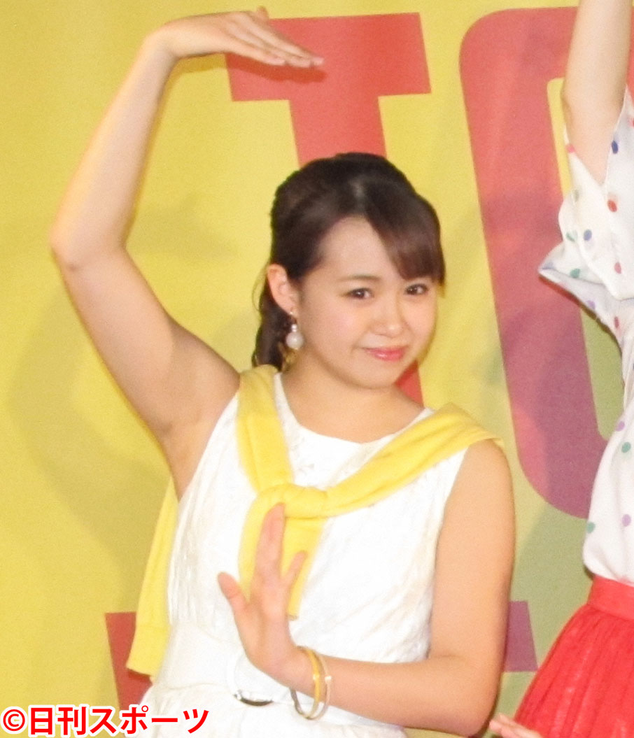 「シェー」ポーズを披露するJuice＝Juice高木紗友希（2017年4月25日撮影）