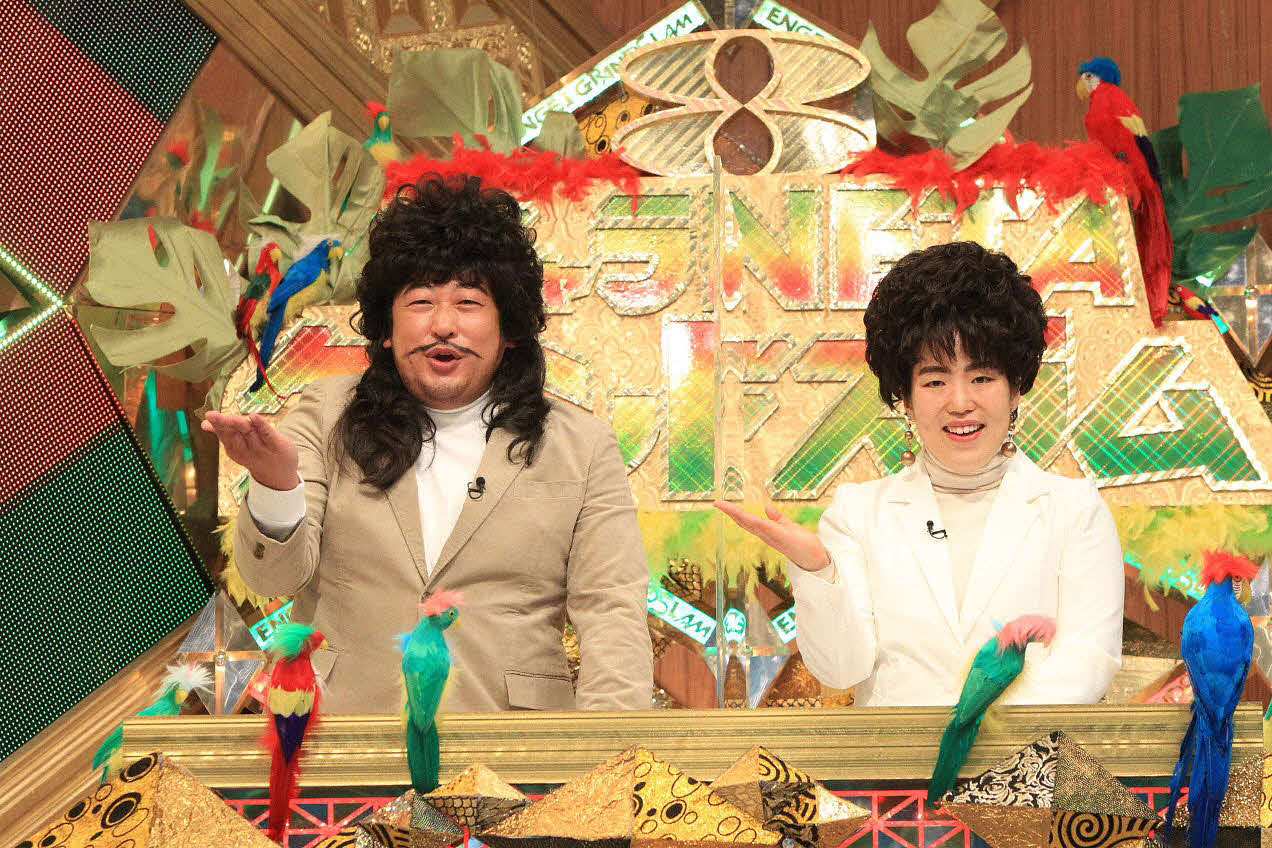 フリータレント黒村ひさしのロバート秋山竜次（左）とフジテレビ新人アナウンサー鈴鹿えり華のゆりやんレトリィバァ（C）フジテレビ
