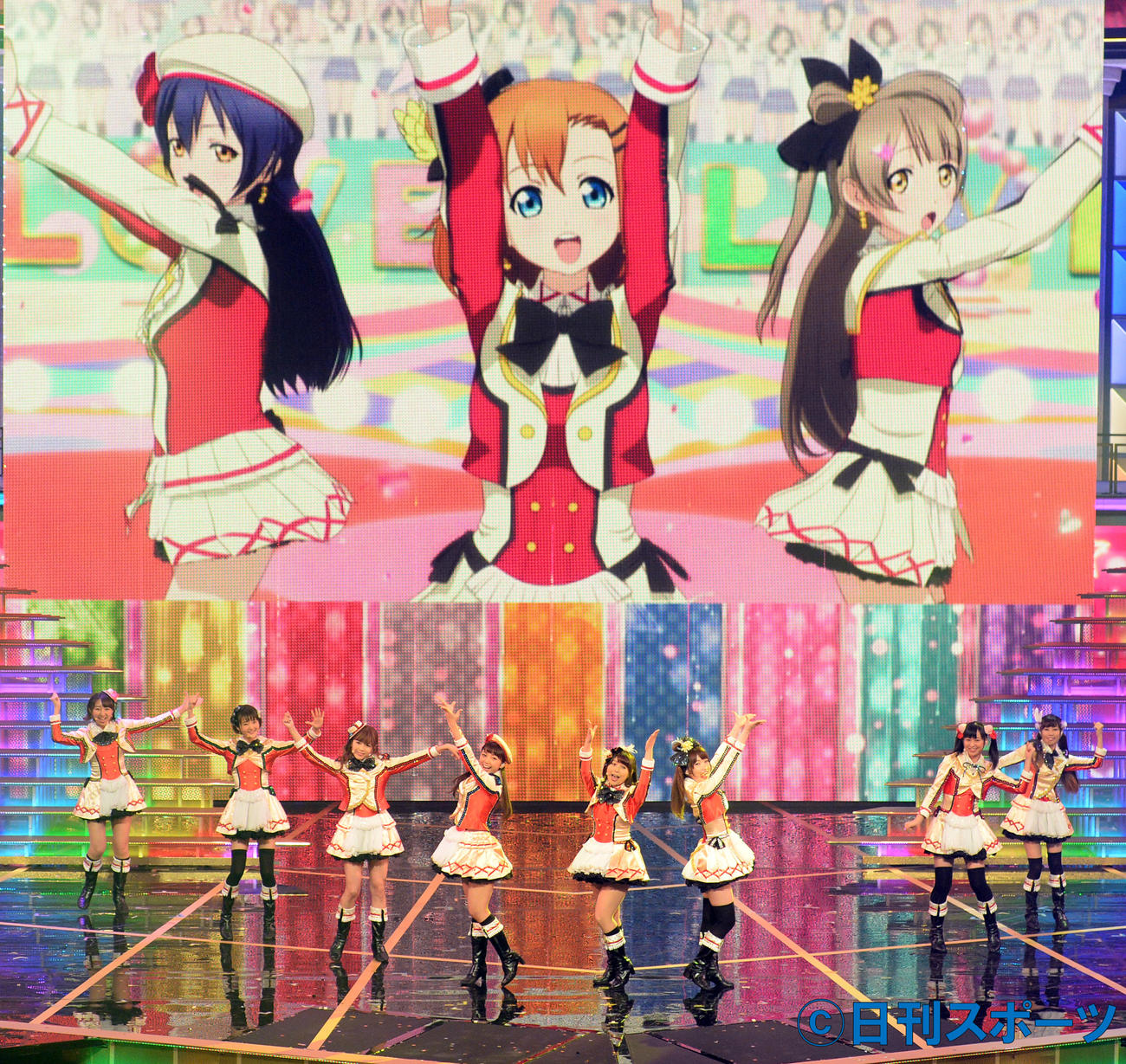 アニメ映像をバックに熱唱するμ’s（ミューズ）（2015年12月31日撮影）