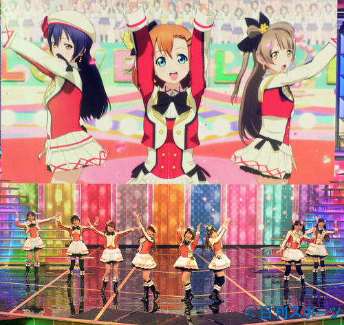 アニメ映像をバックに熱唱するμ’s（ミューズ）（2015年12月31日撮影）