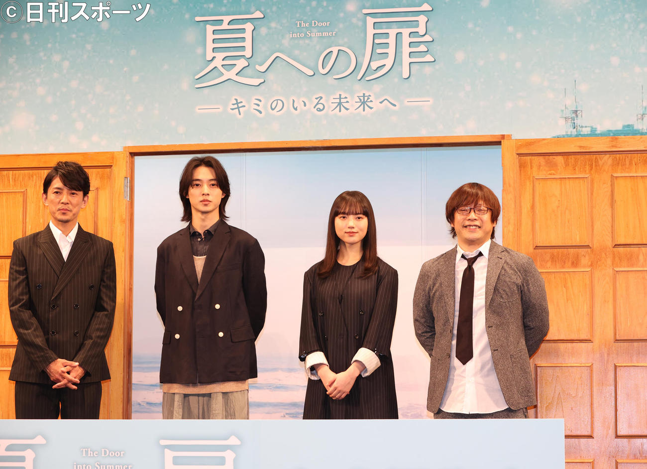 映画「夏への扉」完成報告会に出席した左から藤木直人、山崎賢人、清原果耶、三木監督（撮影・野上伸悟）