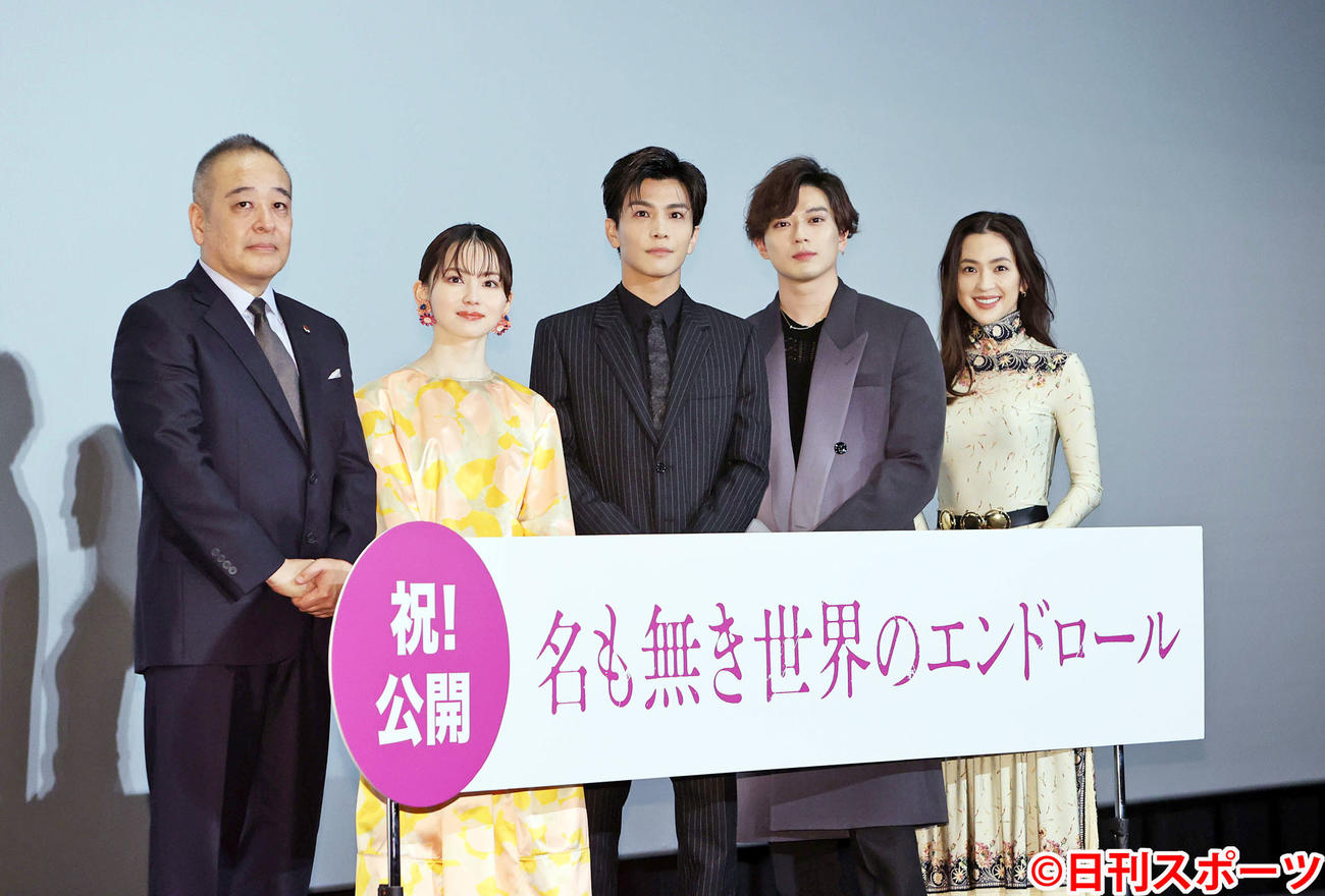 1月30日、「名も無き世界のエンドロール」公開記念舞台あいさつで写真に納まる左から佐藤祐市監督、山田杏奈、主演の岩田剛典、新田真剣佑、中村アン