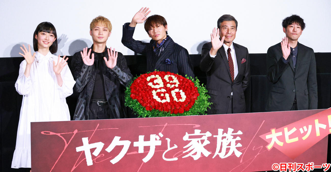 1月29日、映画「ヤクザと家族　The　Family」初日舞台あいさつ。左から小宮山莉渚、磯村勇斗、綾野剛、舘ひろし、藤井道人監督