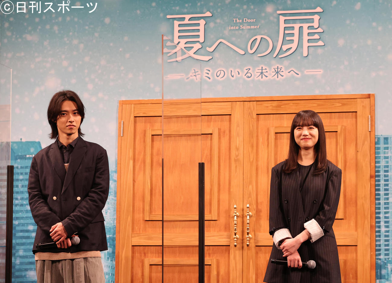 映画「夏への扉」完成報告会に出席した山崎賢人（左）と清原果耶（撮影・野上伸悟）