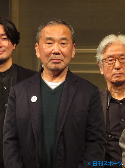 「MURAKAMI JAM いけないボサノヴァ」終了後、写真撮影に応じた村上春樹氏(中央)(撮影・村上幸将)