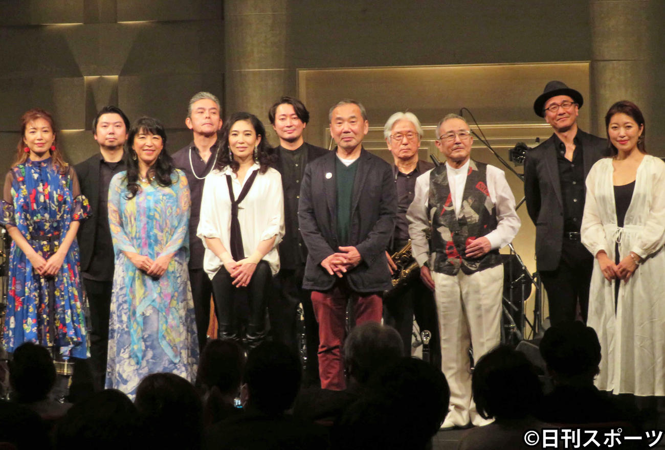 「MURAKAMI　JAM　いけないボサノヴァ」終了後、写真撮影に応じた、前列左から村治佳織、小野リサ、大西順子、村上春樹氏、山下洋輔、坂本美雨（撮影・村上幸将）