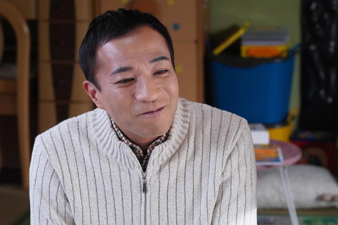 フジテレビ系「監察医　朝顔」に出演するナイツの塙宣之（C）フジテレビ