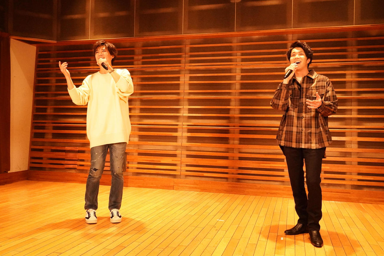 無観客生配信コンサート「USEN唄小屋『中沢卓也＆新浜レオン　バレンタインDAY～愛と感謝を込めて～』」を行った新浜レオン（左）と中澤卓也