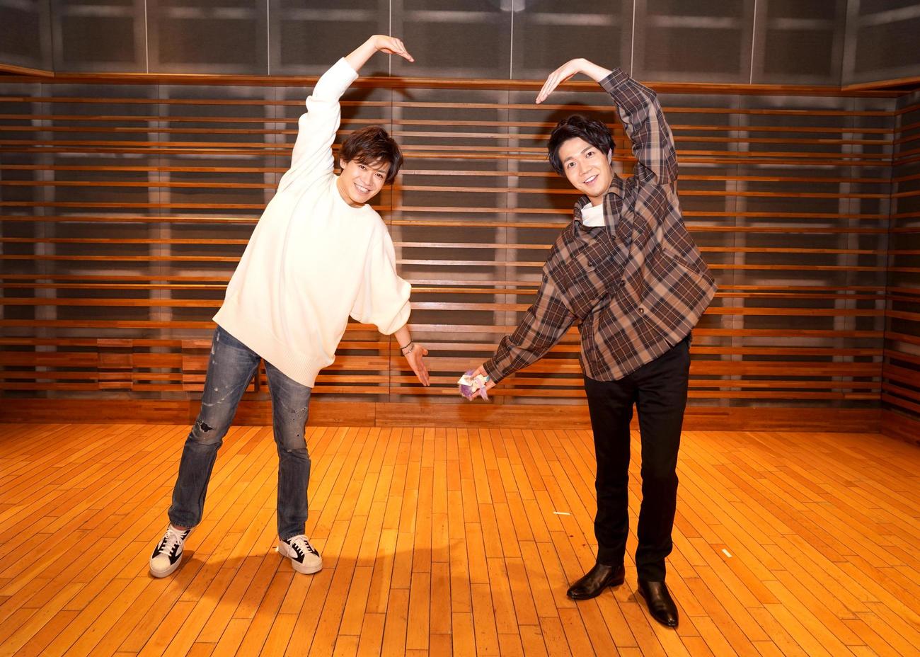 無観客生配信コンサート「USEN唄小屋『中沢卓也＆新浜レオン　バレンタインDAY～愛と感謝を込めて～』」を行った新浜レオン（左）と中澤卓也
