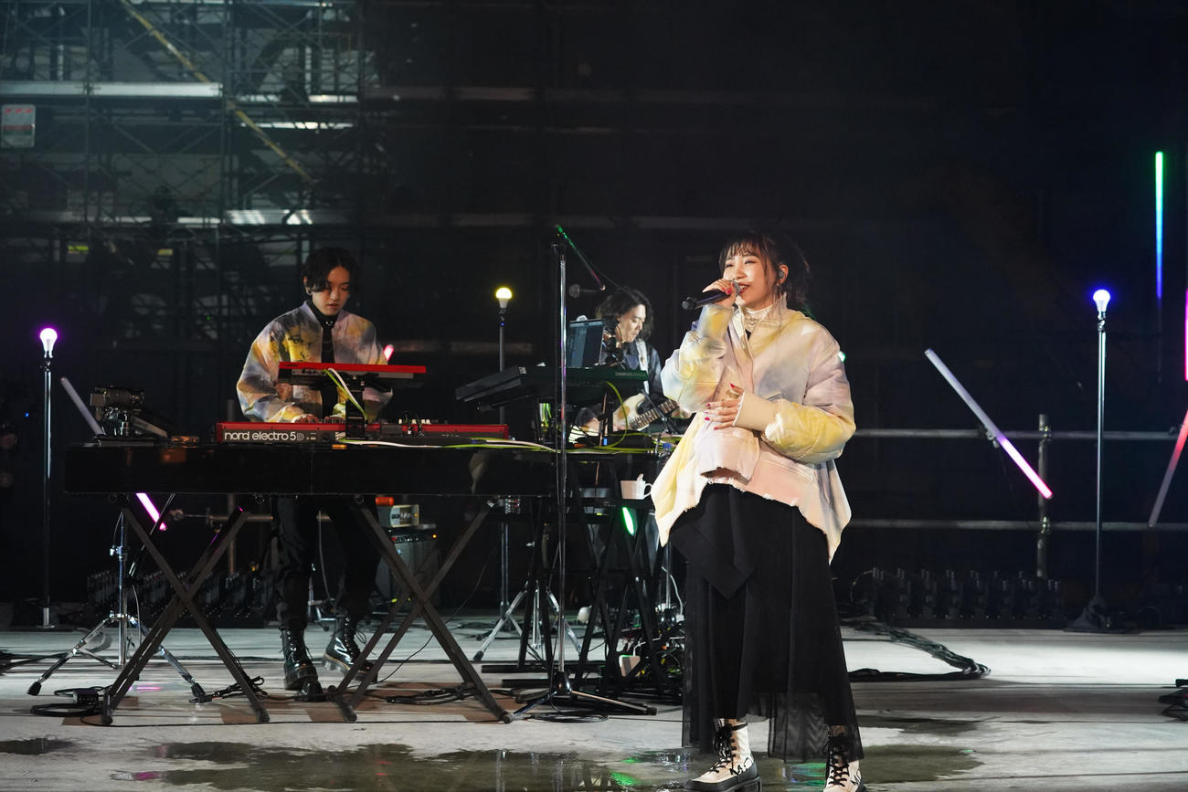 初の単独ライブをオンラインで行ったYOASOBIのAyase（左）とikura