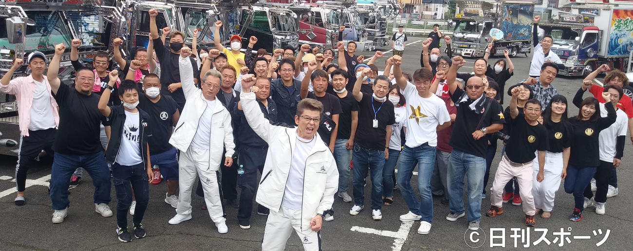 デコトラのドライバーと主役の飛田鷲一郎を演じる哀川翔（20年7月24日撮影）