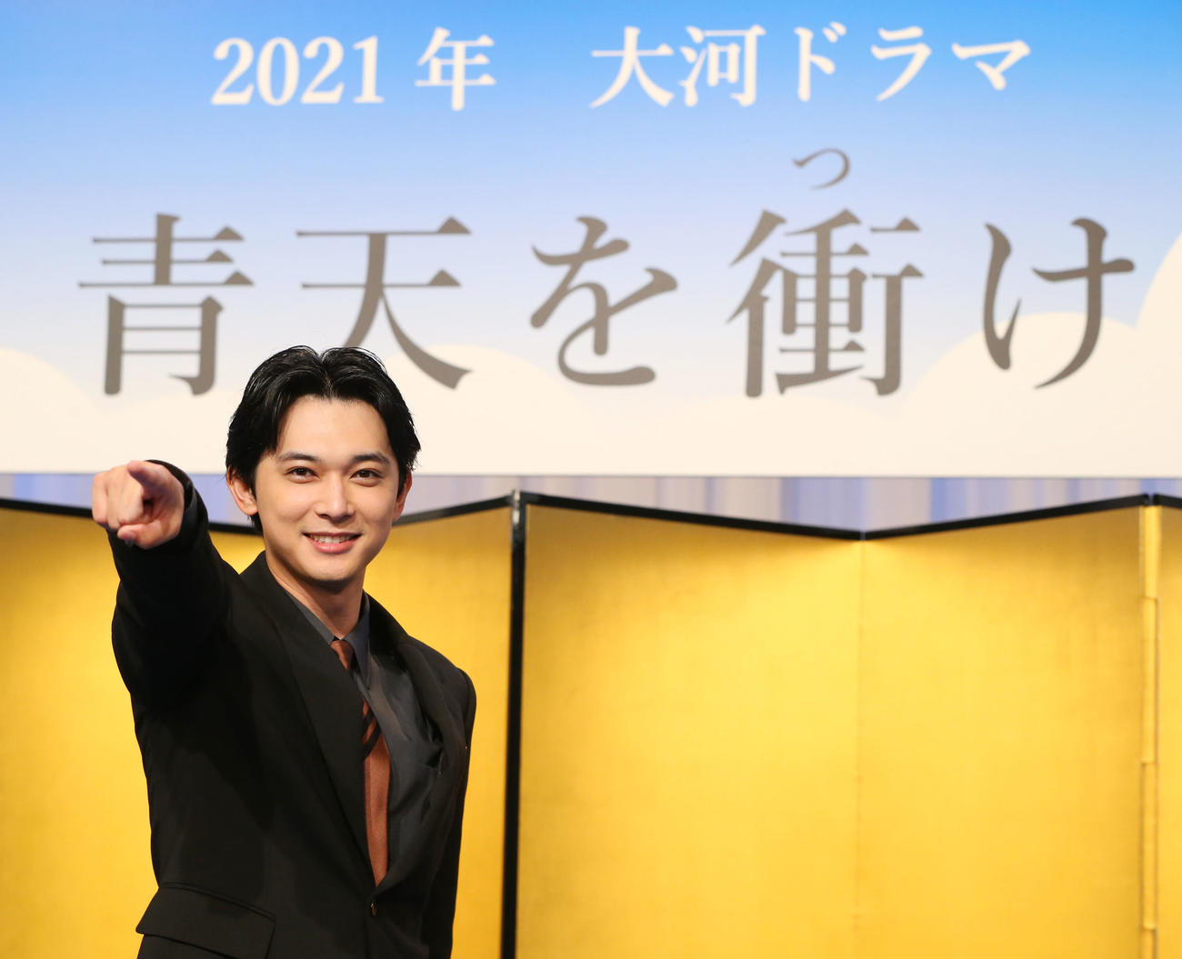 第60作NHK大河ドラマ「青天を衝け」制作・主演発表会見でポーズを決める渋沢栄一役で主演の吉沢亮（2019年9月9日撮影）