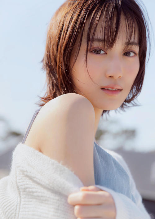 「WHITE graph 005」に掲載する山下美月の先行カット