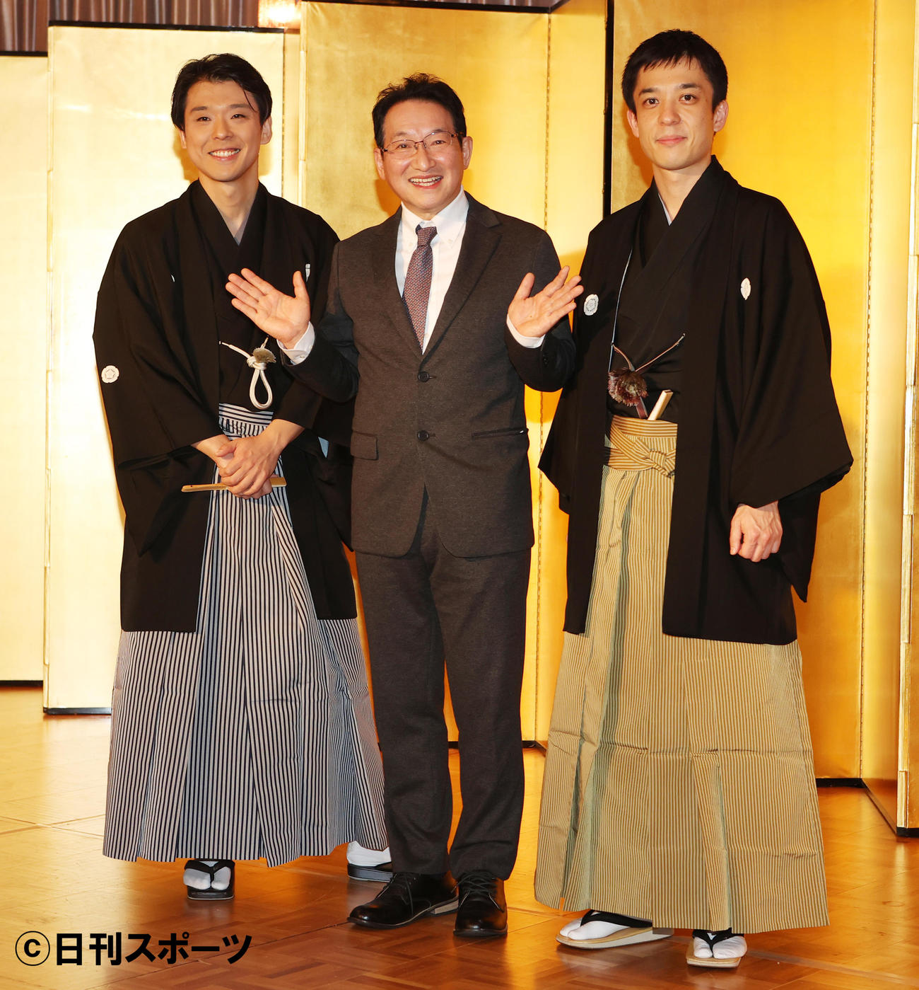 真打ちに昇進し、師匠の春風亭昇太（中央）と記念撮影する春風亭昇吉（左）と春風亭昇々（撮影・野上伸悟）