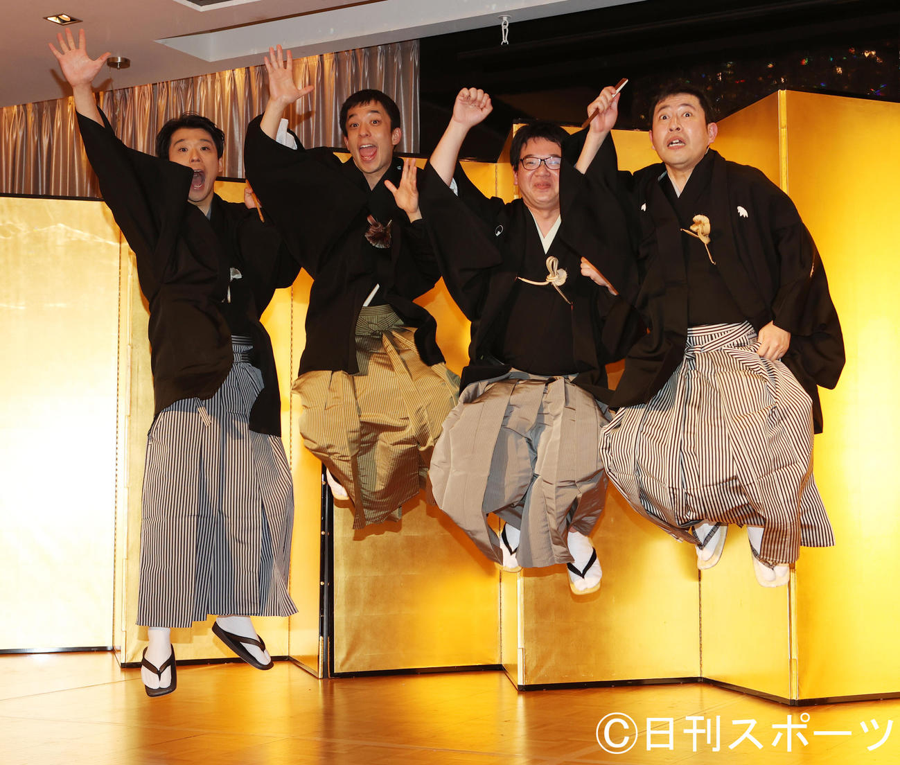 真打ちに昇進し喜びを爆発させる左から春風亭昇吉、春風亭昇々、三遊亭小笑、笑福亭羽光（撮影・野上伸悟）