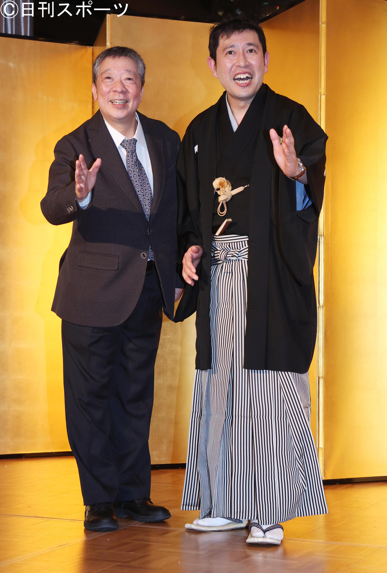 真打ちに昇進し、師匠の笑福亭鶴光（左）と記念撮影する笑福亭羽光（撮影・野上伸悟）