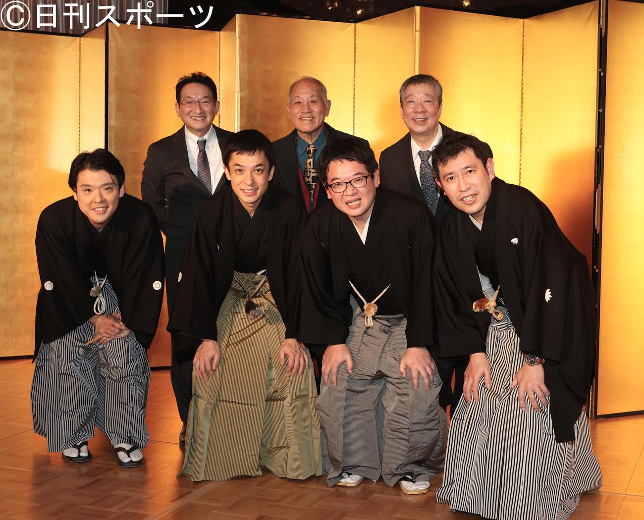 真打ちに昇進した前列左から春風亭昇吉、春風亭昇々、三遊亭小笑、笑福亭羽光。後列左から師匠の春風亭昇太、三遊亭笑遊、笑福亭鶴光（撮影・野上伸悟）