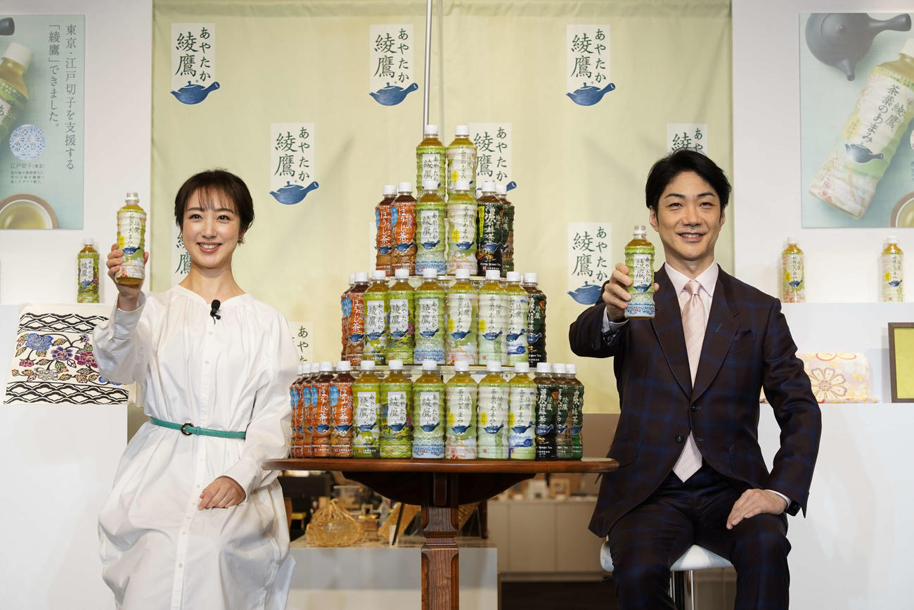 「綾鷹　伝統工芸支援ボトル」発売記念PRイベントに出席した川田裕美（左）と野村萬斎