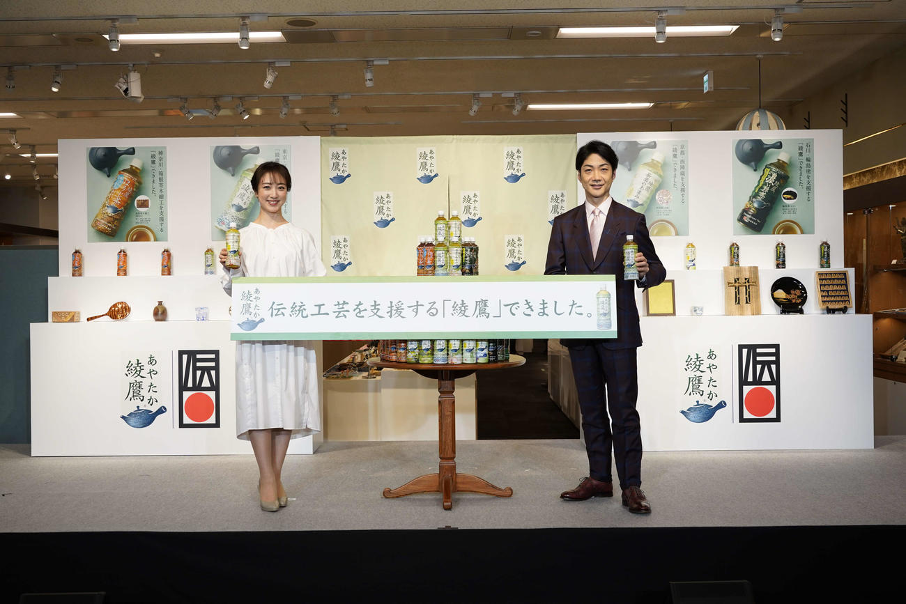 「綾鷹　伝統工芸支援ボトル」発売記念PRイベントに出席した川田裕美（左）と野村萬斎