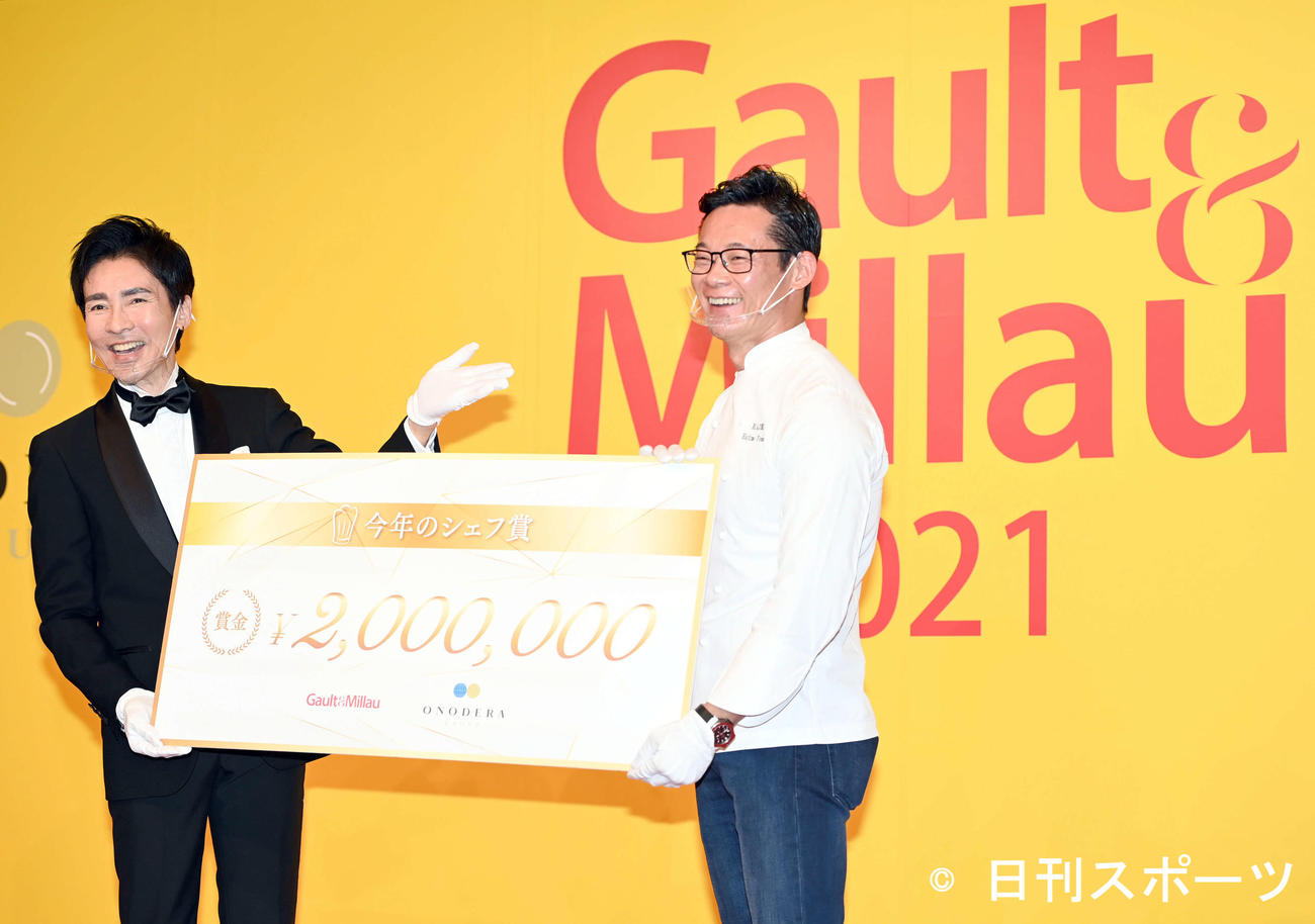 「今年のシェフ賞」に輝いた米田肇シェフ（右）と笑顔を見せる郷ひろみ（撮影・たえ見朱実）