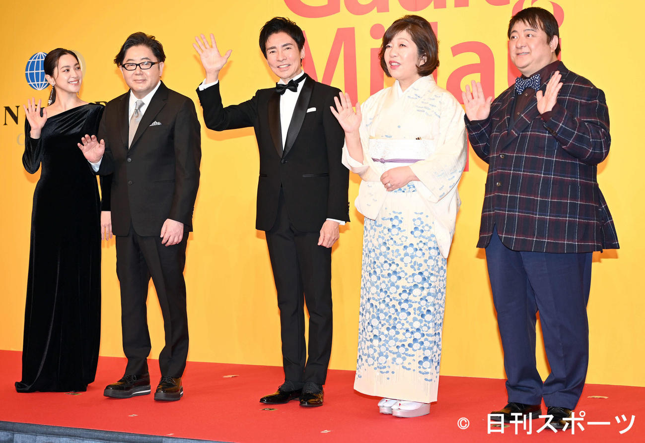 レストランガイドブック「ゴ・エ・ミヨ2021」の発刊授賞式のプレゼンターで記念撮影に納まる郷ひろみ（中央）。左から中村アン、秋元康氏、1人おいて林真理子氏、彦摩呂（撮影・たえ見朱実）