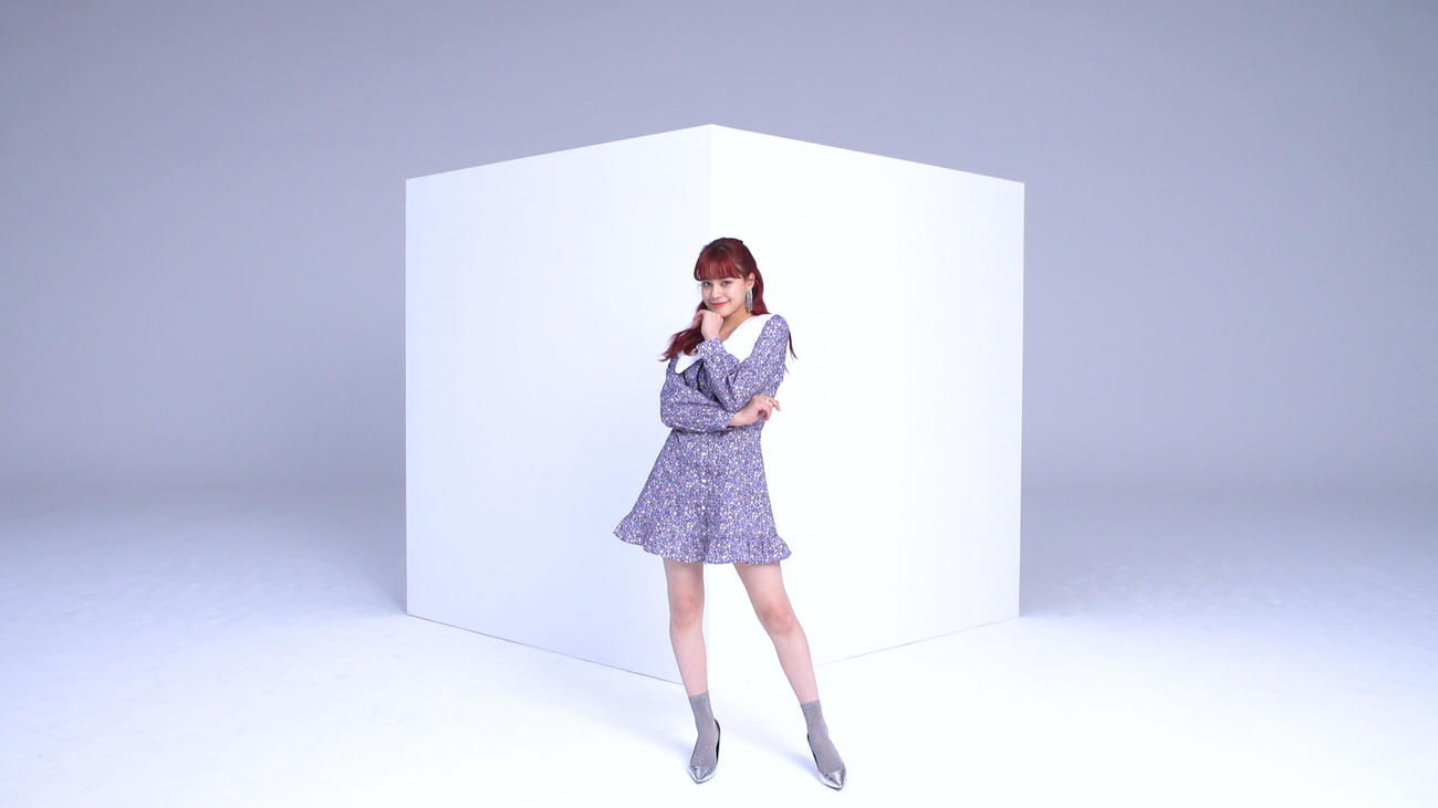 ポーズを決めるNINA
