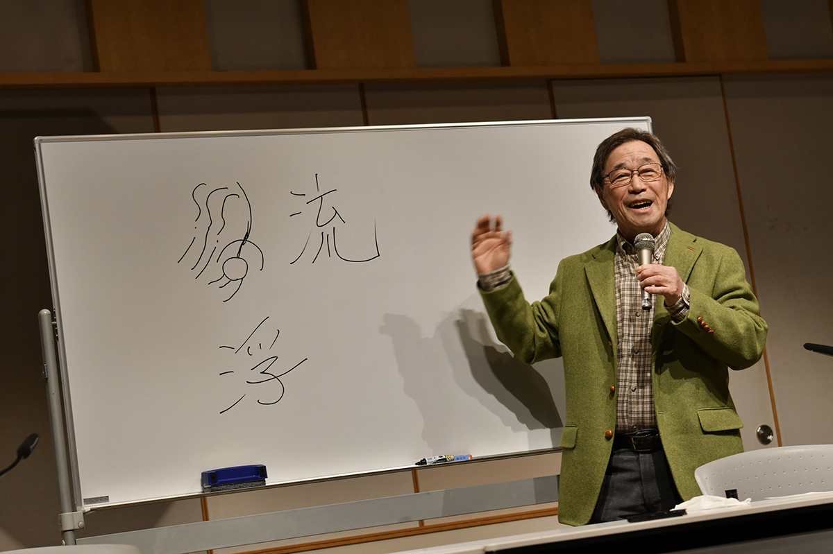 文化放送定例会見にゲスト出演し、漢字の魅力について生授業を行った武田鉄矢