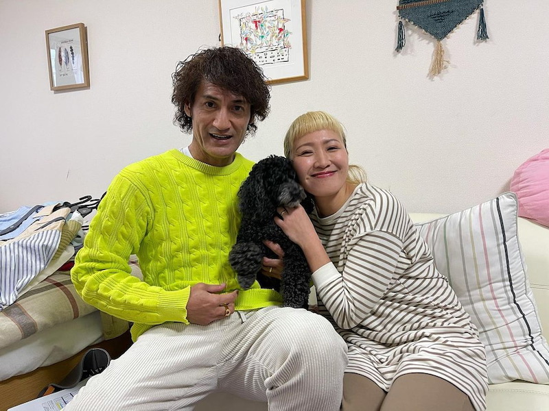 愛犬との3ショットをブログに公開した丸山桂里奈（右）。左は夫の本並健治