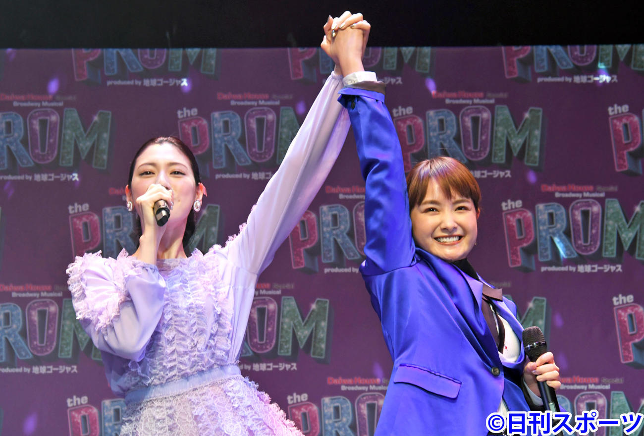 「The　PROM」の制作発表で、歌い踊るエマ役の葵わかな（右）とアリッサ役の三吉彩花（撮影・酒井清司）