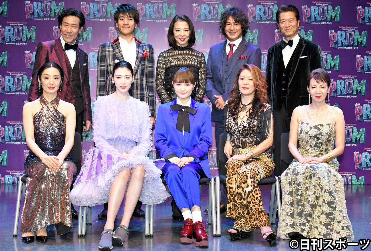 「The　PROM」の制作発表で、記念撮影する前列左から草刈民代、三吉彩花、葵わかな、大黒摩季、保坂知寿、後列左から岸谷五朗、佐賀龍彦、霧矢大夢、TAKE、寺脇康文（撮影・酒井清司）