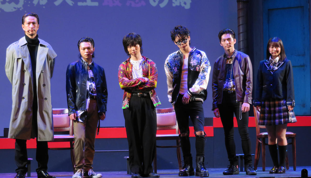 舞台あいさつに登壇した左から、秋山真太郎、志村玲於、植田圭輔、佐藤流司、矢部昌暉、太田奈緒（撮影・佐藤勝亮）
