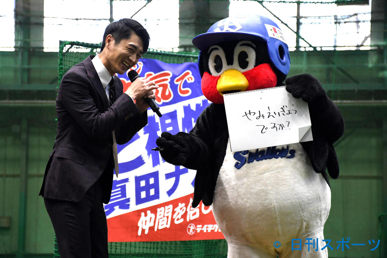 真田ナオキの新曲「本気（マジ）で惚れた」発売イベントに駆けつけ「やみえいぎょうですか？」とフリップで突っ込むつば九郎（撮影・大友陽平）