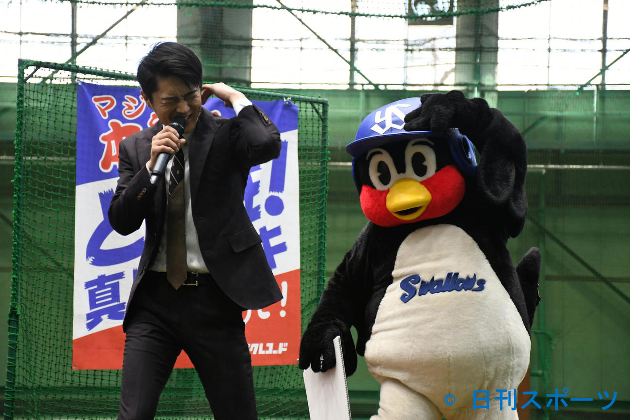 真田ナオキの新曲「本気（マジ）で惚れた」発売イベントでポーズを決めるつば九郎（撮影・大友陽平）