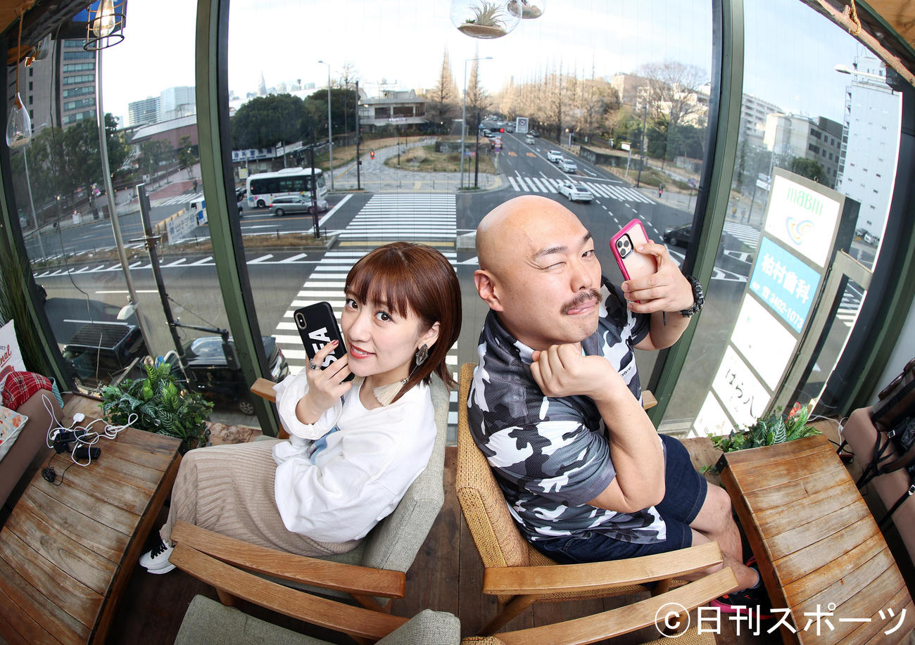 新音声SNSアプリ「Clubhouse（クラブハウス）」について語り合った高橋みなみ（左）と安田大サーカスのクロちゃん（撮影・浅見桂子）