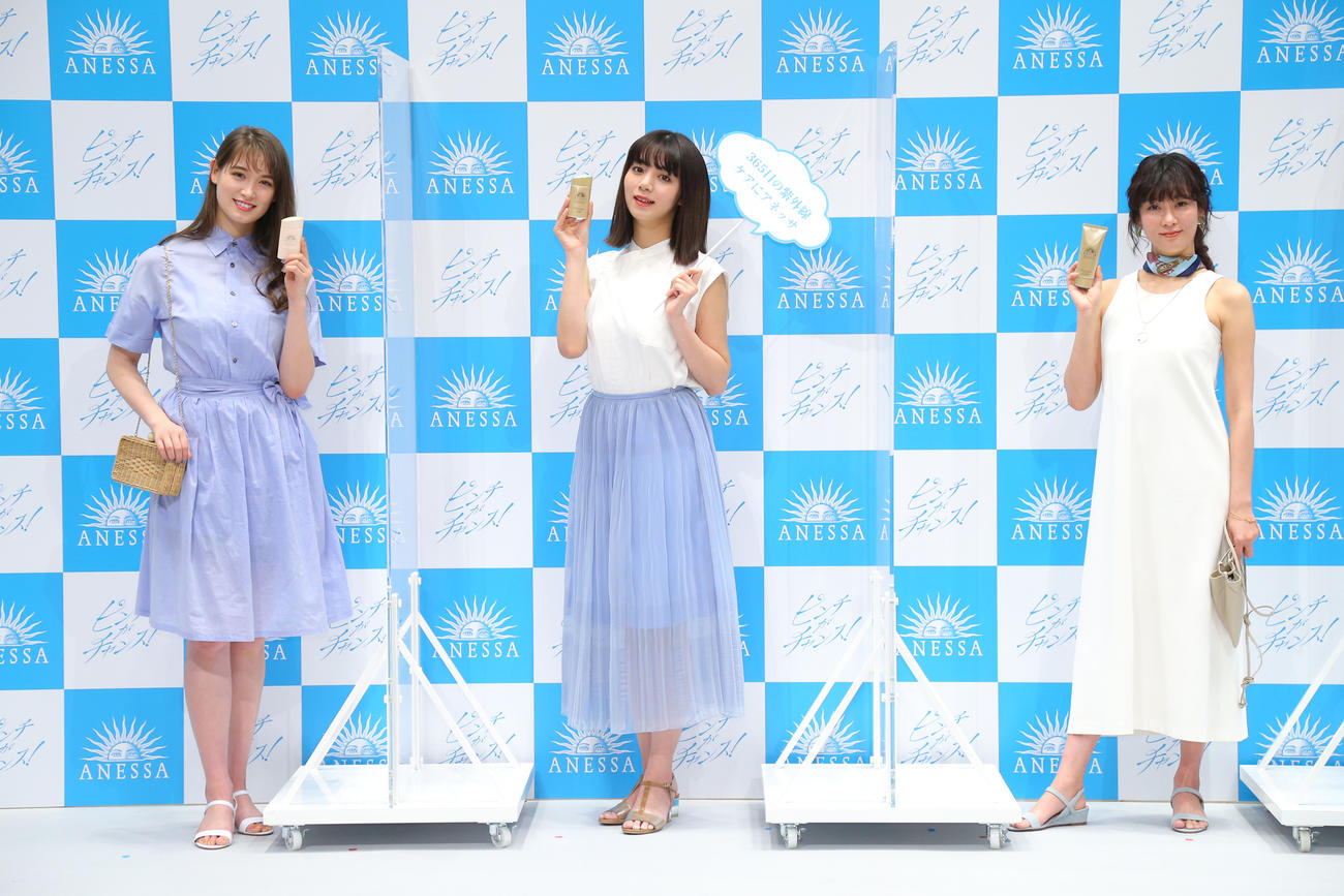資生堂「アネッサ　新ミューズ就任発表会」で。左からトラウデン直美、池田エライザ、水川あさみ