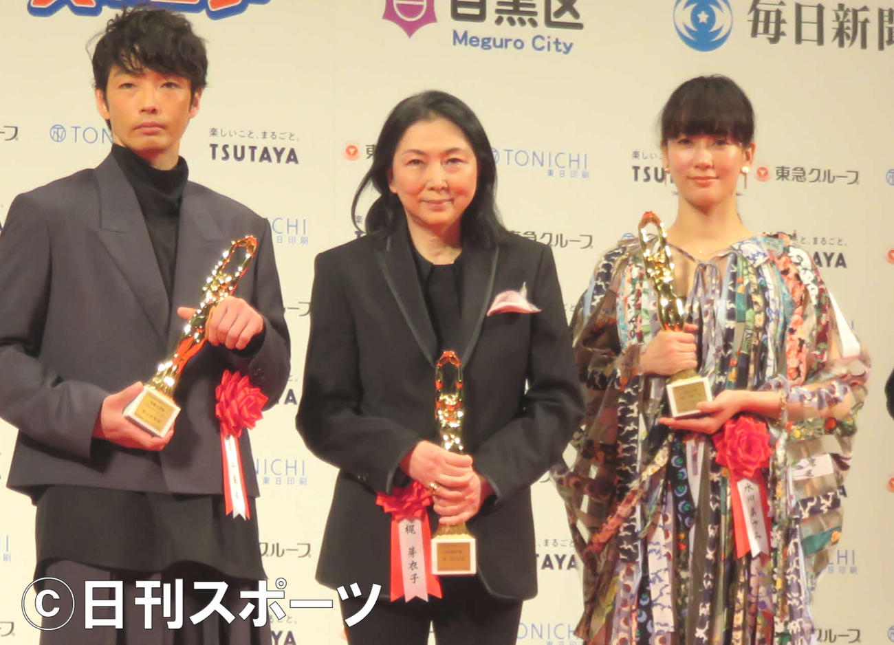 表彰式に出席した、左から森山未来、梶芽衣子、水川あさみ