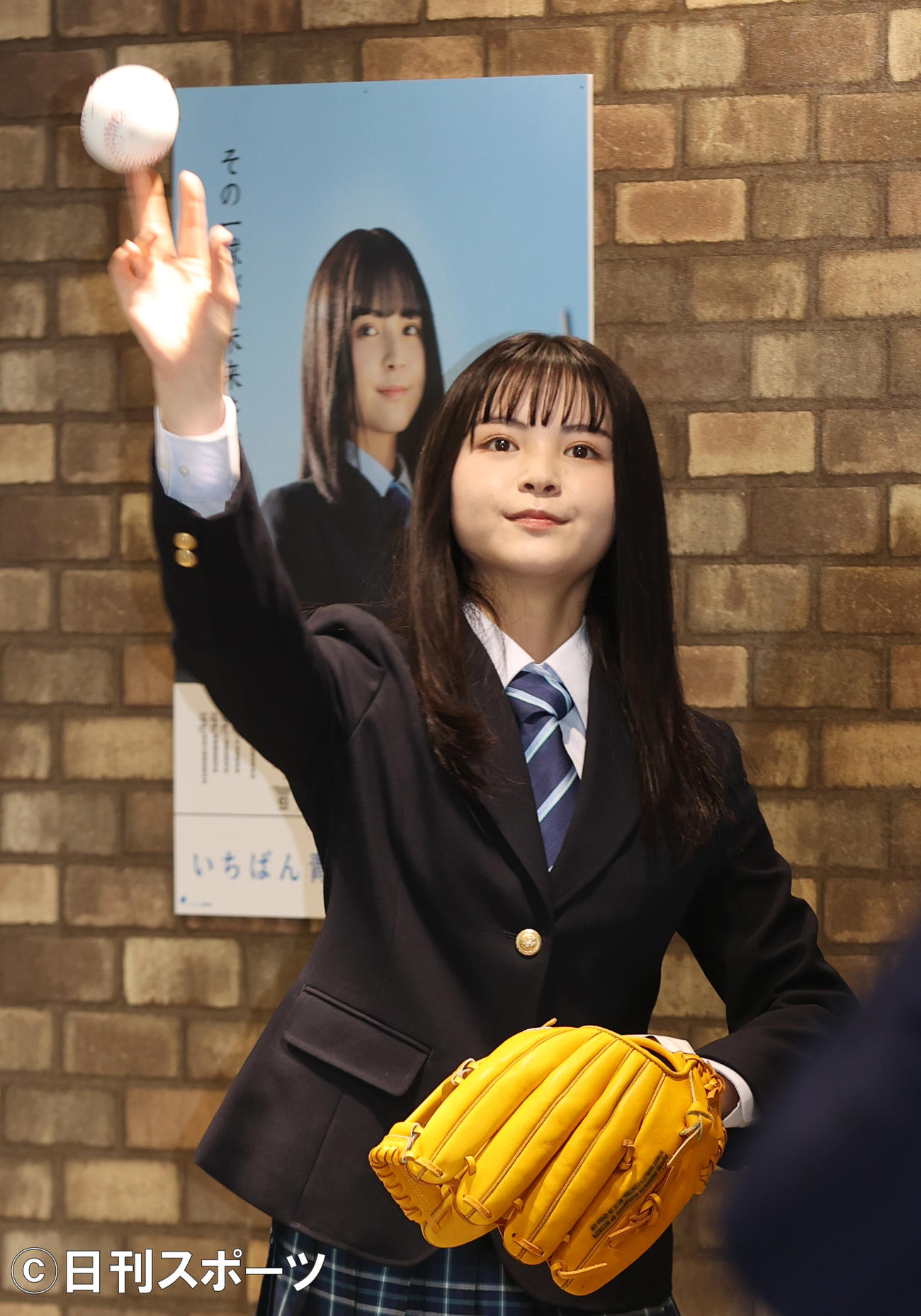 センバツ応援イメージキャラクターに任命され、キャッチボールを披露する小泉のん（撮影・野上伸悟）