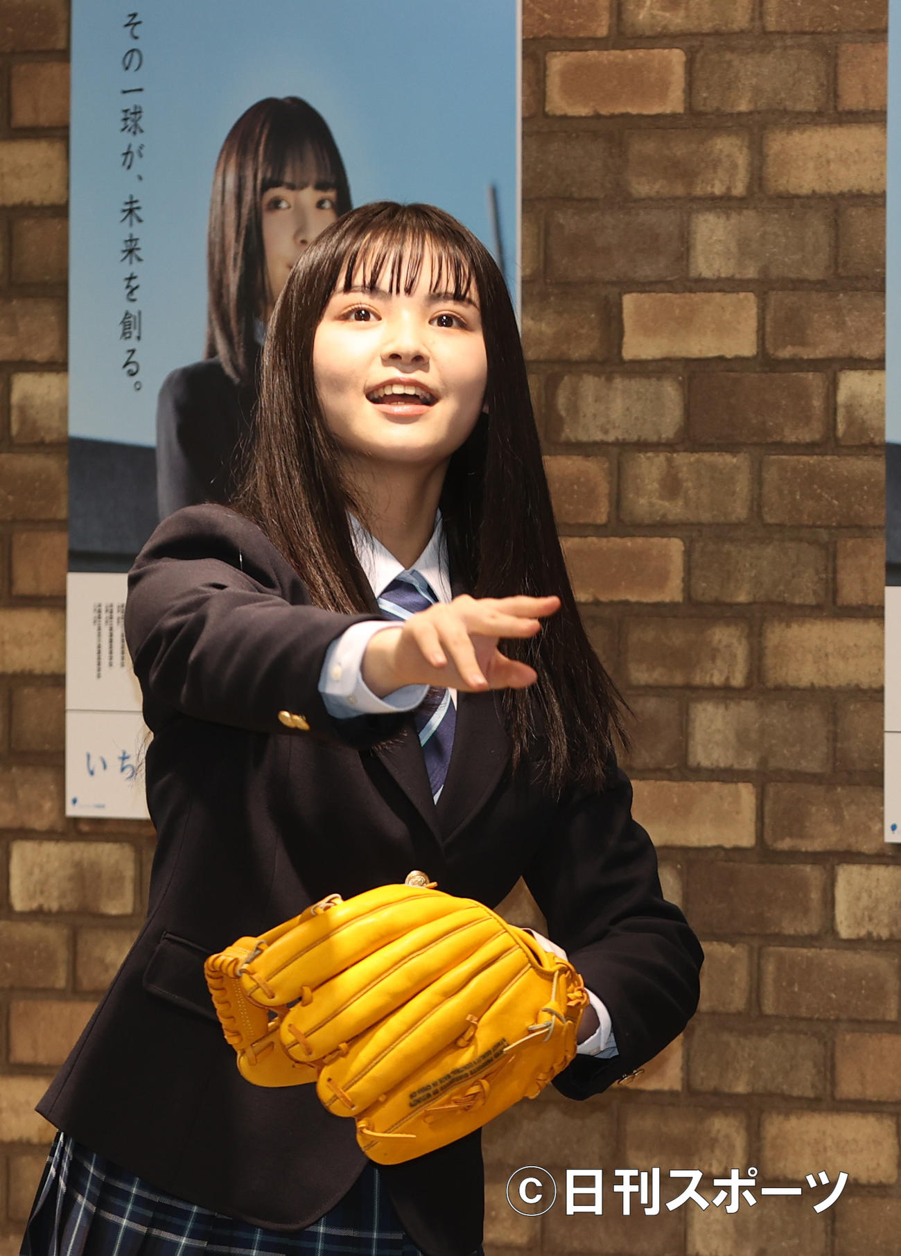 センバツ応援イメージキャラクターに任命され、キャッチボールを披露する小泉のん（撮影・野上伸悟）